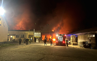 Nocny pożar w Starym Dworze. Strażacy walczyli z ogniem do rana Nocny pożar w Starym Dworze. Strażacy walczyli z ogniem do rana